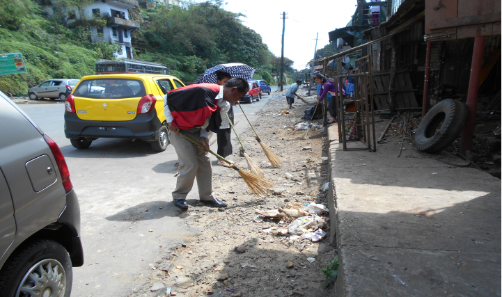 स्वच्छ भारत मिशन बाइ नीप्को अफीशियल्स अट मवस्यंरम मार्केट, मेघालाया
