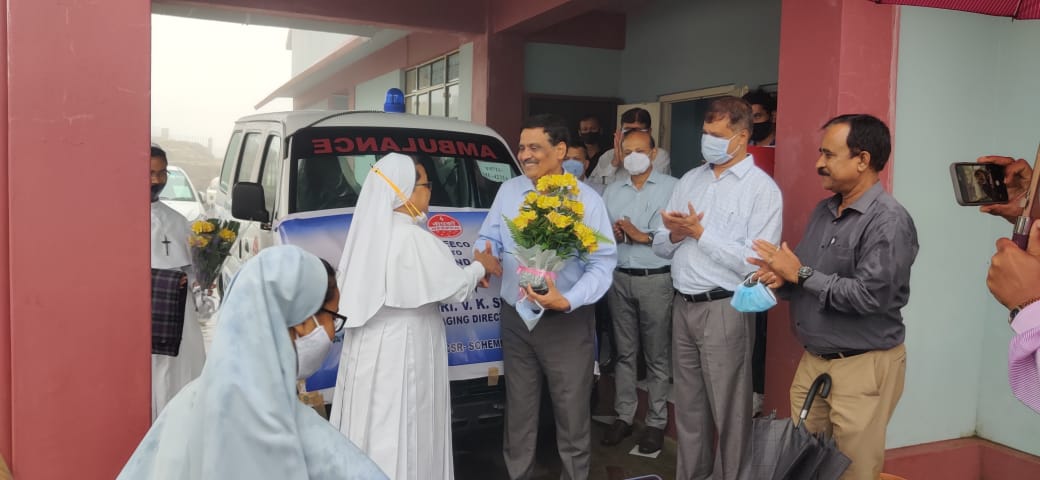 सेंट जेवियर डे केयर एंड सपोर्ट सेंटर, मौसिनराम को सीएमडी नीपको द्वारा एम्बुलेंस सौंपना
