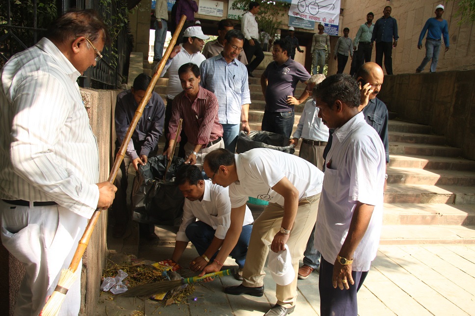 श्री पी.सी. पंकज, सीएमडी के नेतृत्व में नेपोको नई दिल्ली कार्यालय परिसर में सफाई अभियान।