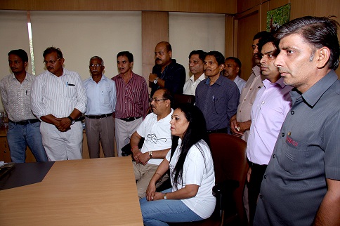 श्री पी.सी.पंकज, श्रीमती पंकज के साथ सीएमडी और स्वच्छ भारत दिवस पर माननीय राज्य मंत्री आईसी पावर कोयला और एमएनआरई के लाइव वेबकास्ट को देखने वाले अधिकारी और कर्मचारियों के साथ।